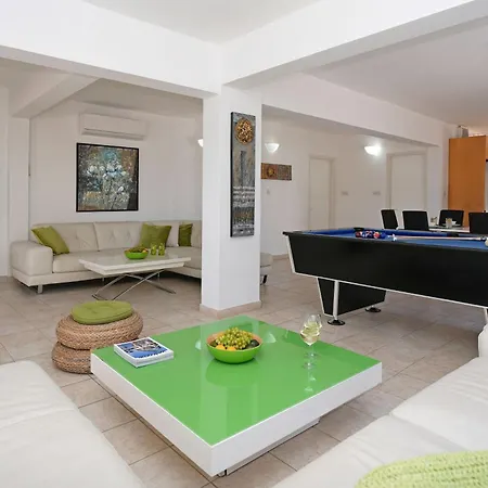 Greenery - Large Private Pool بيت للعطل