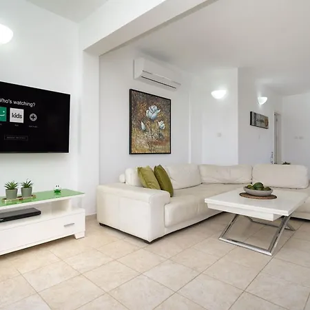 Greenery - Large Private Pool بيت للعطل